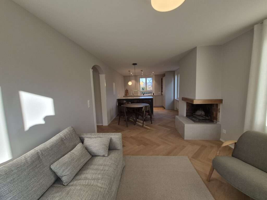 Malerarbeiten in einem Wohnzimmer